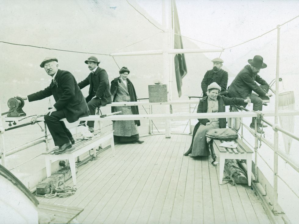 © Eawag: Probenahmen ab dem Dampfschiff Schwan um 1915, links an der Winde der „Vater“ des Labors, Hans Bachmann.
