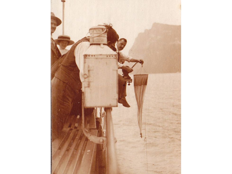 © Eawag: Probenahmen ab dem Dampfschiff Schwan um 1916
