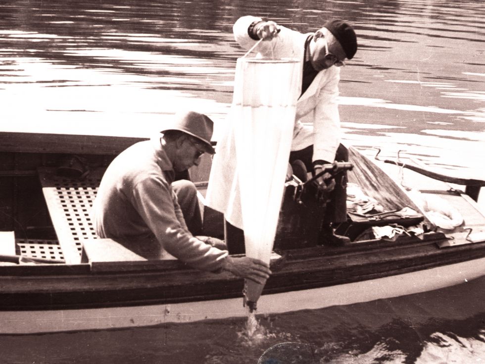 © Eawag: Richard Vollenweider (Assistent) und Heinrich Wolff (Kustos) um 1950 bei Planktonprobenahmen.